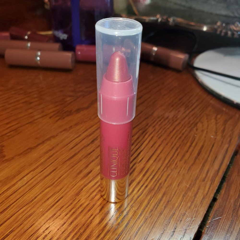 COPY - Clinique Chubby Stick Moisturizing Color Lip Balm  in 07 Super Strawberry
